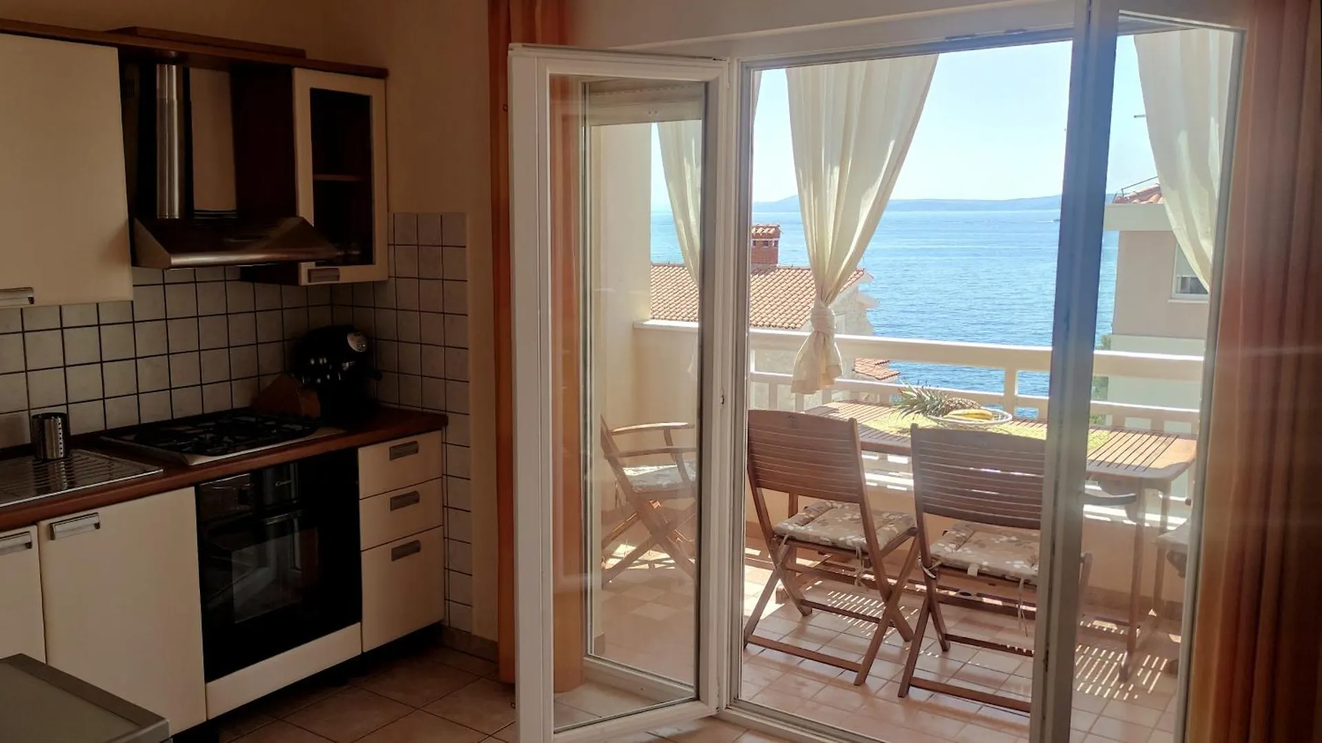 Sea-View Apartments, 2 Bedrooms, 2 Baths, 50 Meters From Beach! Apartman