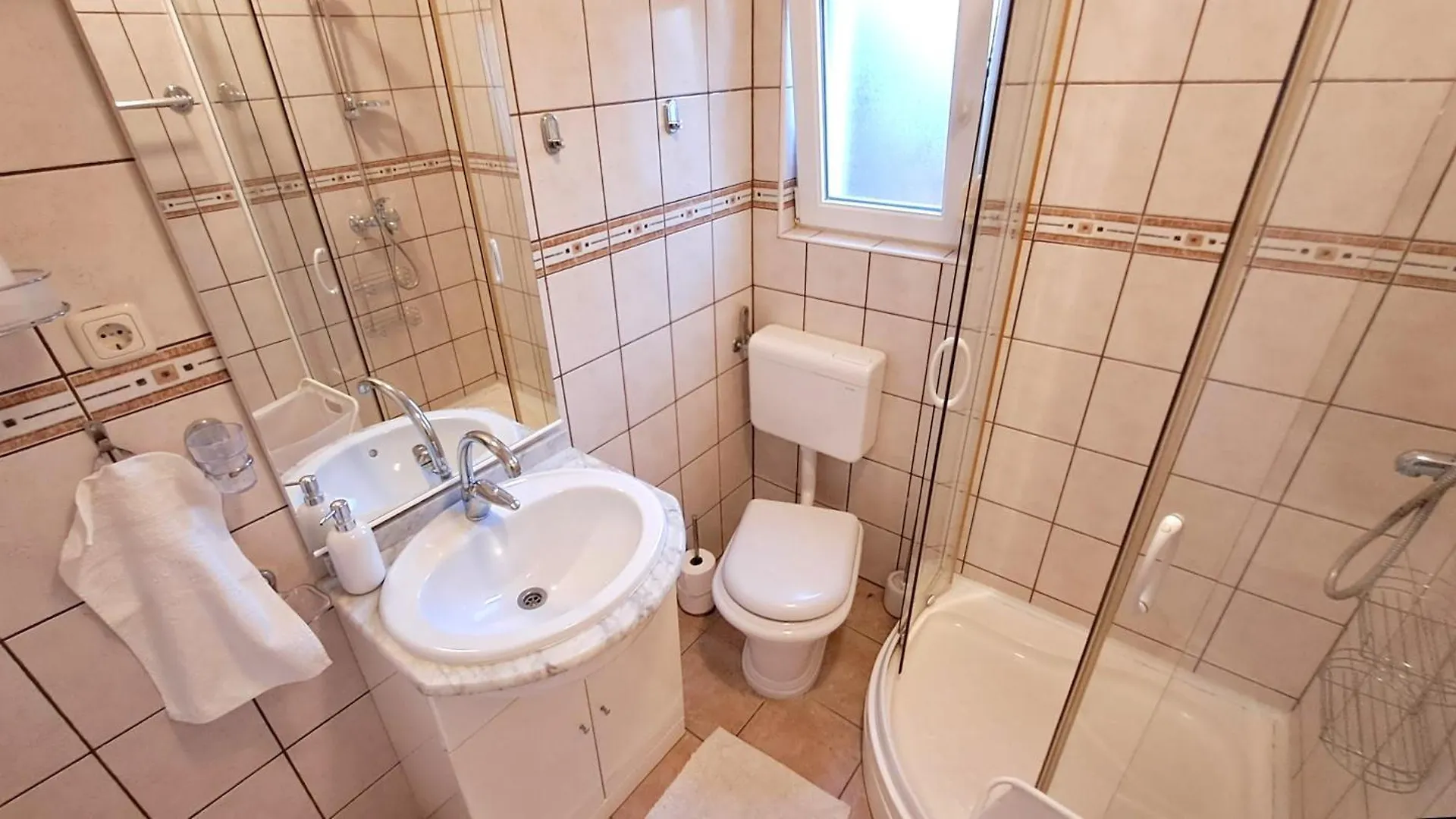 Sea-View Apartments, 2 Bedrooms, 2 Baths, 50 Meters From Beach! Apartman